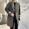 Otoño Invierno 2026 Nueva Chaqueta para Hombre de Longitud Media Falsa de Dos Piezas Cuello de Camisa a Cuadros Empalme de Bloques de Color Cortavientos Delgado de Moda