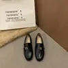 Mocassins baixos estilosos e modernos para mulheres, coleção outono 2026, sapatos slip-on de couro marrom retrô, sapatos femininos estilo britânico