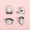 Série de Gatinho Branco Fofo de Desenho Animado Fazendo Yoga Insígnia de Metal Broche Criativo de Animal de Estimação Acessórios de Letra