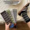 Meias de cano médio xadrez retrô, color block, meias de cano médio com babados, coleção de outono, novo estilo feminino 2026, meias femininas populares