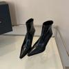 Botas Curtas de Salto Alto Bico Fino 2024 Outono e Inverno Novas Europeias e Americanas Salto Agulha Costura Botas Nude Botas Slim Botas Curtas Retrô Marrons