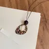 Colar geométrico vazado com estampa de leopardo vintage de alta qualidade, corrente de suéter com design de nicho, acessório de moda de luxo leve e de alta qualidade para mulheres