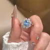 Producto de transmisión en vivo de alta gama y moderno: un conjunto de anillo y colgante de topacio azul simulado, que irradia lujo y elegancia, un accesorio versátil