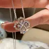Transmissão ao Vivo Xiaohongshu Douyin Popular Colar de Trevo da Sorte Full Diamond Feminino Design de Alto Padrão Corrente para Clavícula Luxo Acessível Elegante