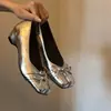 Bailarinas elegantes de piel de oveja estilo francés con punta cuadrada para mujer, con un lazo, un diseño suave tipo Mary Jane y un ligero tacón para mayor altura, con una puntera poco profunda.