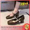 Sapatos femininos de bico quadrado com uma tira, sapatos Mary Jane de couro franceses populares, novos sapatos femininos estilo francês para o outono de 2026