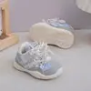 Zapatos Cómodos y Estables para Bebés Niñas Estilo Otoño 2026 Nuevo Decoración de Perla Mariposa Lazo Velcro Zapatos para Caminar para Niños Pequeños
