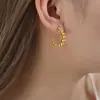 Brincos U-shaped de aço com esfera retrô europeia e americana, não desbotam, titânio, ouro 18k, temperamento de fada, personalidade, nicho, brincos para atacado