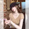 Camiseta de manga corta color caqui con volantes y cuello en V estilo coreano para mujer, top de verano ajustado a la cintura con mangas abullonadas para figuras petite