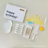 Utensilios para pastel cumpleaños juego de regalo de seis piezas tienda de repostería juego de suministros para fiesta al por mayor juego de cubiertos y platos desechables