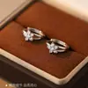 Nuevos aretes de flor de circón 2026 para mujer, estilo de lujo ligero, aros pequeños, versátiles, brillantes, modernos y populares para el uso diario