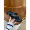 Sandalias de tanga retro Chuyuji de nicho con remaches para mujer, nuevo estilo de verano 2026 para vacaciones, sandalias versátiles de suela gruesa