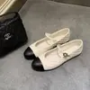 Sapatos Mary Jane Franceses de Pele de Cordeiro com Fivela Única e Acolchoado de Diamante para Mulheres Bico Redondo Color Block Preto e Branco Sapatos Baixos Únicos