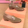 Sapatos femininos populares de salto médio, novo modelo outono 2026, bico quadrado, couro envernizado, slip-on brilhante, salto grosso, sapatos de salto baixo com corte profundo para mulheres de meia-idade