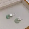 Estilo Palacio Moda Retro Talla Tótem Hebilla de Seguridad Colgante Pendientes de Lujo Ligero de Alta Gama Pendientes Versátiles Personalizados para Mujer