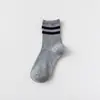Nuevos Calcetines Otoño/Invierno 2025 Rayados de Dos Rayas Calcetines para Mujer Versátiles de Color Sólido Media Pantorrilla Calcetines de Algodón para Mujer Fabricante Mayorista