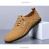 Zapatos ligeros de cuero sin cordones, nuevos zapatos casuales de primavera/verano para hombre, zapatos de conducción de superficie suave y suela blanda, zapatos casuales ligeros