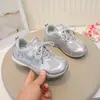 Tênis infantis de sola macia 2026, sapatos de treino alemães antiderrapantes versáteis, sapatos esportivos de couro de mola antiderrapantes para meninos e meninas