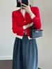 Elegante cárdigan de punto de lana merino con tapeta de doble capa de color contrastante y diseño de chaqueta doble falsa