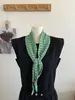 Bufanda de punto a cuadros suave y acogedora estilo coreano, bufanda sencilla y moderna con bloques de color y botones de madera, un pequeño calentador de cuello para mujer para usar en otoño e invierno