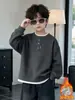 Sudadera de cuello redondo para niño 2522 Otoño Invierno Ropa con capa interior engrosada para bebé niño 2026 Nuevo Top cálido para niños