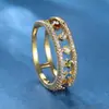 Anillo Elegante de Oro K con Zirconia Micropulida Galvanizada con Diseño Calado de Rombos y Zirconias Multicolor Anillo Sencillo