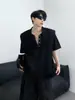 Camiseta Acolchada de Hombro con Diseño Único de Cuello en V Desestructurado para Hombre, Estilo Veraniego High Street Americano, Manga Corta, Fresca y Elegante, Aspecto de Alta Gama