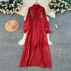 Vestido Retro Francês Bordado com Flores Estéreo Vermelho Linha A para Mulheres no Outono Estilo Coreano Manga Longa Aparência Emagrecedora Vestido Longo
