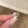 Anel de açúcar cristalizado em forma de gota d'água torcida de camada dupla dourado com diamante cintilante para mulheres, design de nicho, anel para dedo indicador, luxo leve com toque de alta qualidade