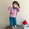 Conjunto de duas peças de moda novo para primavera e outono de 2026 para meninas, estilo coreano, doce, cartoon, com gola polo, moletom e calça jogger casual
