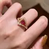 Anillo de rubí en forma de abanico y gota de agua, de lujo ligero, retro, de alta gama y elegante, rodeado de piedras de circón, un anillo versátil y exquisito
