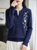 Cardigan de Tricô Redondo com Mangas Longas Bordado Floral Moda Outono/Inverno 2026 Feminino Top Coat