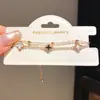 Pulseira com pingente de flor de trevo em madrepérola de camada dupla, toque de luxo leve e de alta qualidade, acessório de mão estiloso e versátil