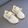 Tênis Branco para Meninas 2026 Novos Sapatos de Primavera e Outono para Crianças Sapatos Esportivos Casuais Leves e Respiráveis para Meninas Modernos