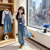Conjunto de Mono de Mezclilla Desgastado 'Lazy' para Niñas con Camiseta de Rayas Set de Dos Piezas Nuevo Primavera/Otoño 2026