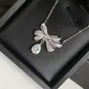 Conjunto de Colar Novo Laço Versa, Banhado a Ouro Branco Pt950, Cheio de Diamantes, Moderno, Luxo Leve, Brincos Versáteis de Deusa