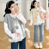 Conjunto de Roupa em Camadas para Maternidade - Blusa Longa de Renda Patchwork Estilo Coreano + Colete de Tricô com Pompons - Primavera 2026