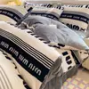 Conjunto de cama de quatro peças genuíno, espesso e confortável para o inverno, apresentando um esquema de cores cremoso e tecido macio de veludo de bebê; também disponível como um conjunto de três peças em fleece de coral
