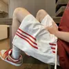 Pantalones Cortos Deportivos Casuales de Secado Rápido con Diseño de Tres Rayas para Hombre Verano Nuevos de Corte Holgado de Cinco Puntos Pantalones de Chándal Estilo Americano