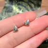 Pendientes plateados de estilo nuevo, pequeños, sencillos, adorables, diseño nicho, sin necesidad de perforación, para dormir, moda femenina