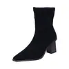Novas botinhas de bico fino com salto grosso para mulheres em 2026, apresentando um efeito emagrecedor, um design elegante e um salto quadrado, perfeitas para looks da moda