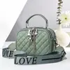 Bolsa de Mão Acolchoada Feminina Taizhou com Pingente de Urso, Franja, Bolsa Transversal de Ombro Versátil de Três Camadas