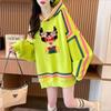 Suéter feminino oversized com capuz grosso forrado com lã, estilo americano divertido chique, estampa de desenho animado, design de linha de cor contrastante