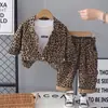 Conjunto de Tres Piezas de Moda Primaveral para Niños, Conjunto Elegante Estilo Coreano con Top de Estampado de Leopardo de Doble Bolsillo para Niños Pequeños y Niños Pequeños