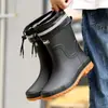 Nuevas botas de lluvia de invierno para hombre, engrosadas y forradas de polar, de media pantorrilla, impermeables, antideslizantes, resistentes al desgaste, cálidas, adecuadas para pescar, trabajo en la cocina y uso general