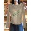 Camiseta feminina de gola V, manga longa, corte slim, acinturada, na cor cáqui, feita de algodão puro, projetada para valorizar a silhueta, para o outono de 2026