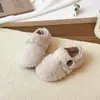 Sapatos de algodão com forro de fleece para crianças de 3-6 anos, novos estilos de inverno, sapatos de bebê com sola macia antiderrapante, sapatos peludos quentes para ambientes internos para meninas