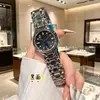 Nuevo Estuche de Moda con Diamantes Incrustados Movimiento de Cuarzo Calendario Esfera con Corazón Correa de Acero Inoxidable Dorado Reloj para Mujer Venta al por Mayor