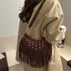 Bolso de Lujo Ligero Estilo Francés al por Mayor para Mujer, Nuevo Bolso de Hombro con Remaches y Flecos Otoño e Invierno 2025 con Estilo Cruzado para Mujer