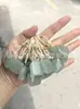 Pingente de Jade Aventurina em Cor Água Clara com Novo Estilo Chinês, Apresentando uma Pequena Flor de Seis Pétalas e um Design de Gato da Sorte